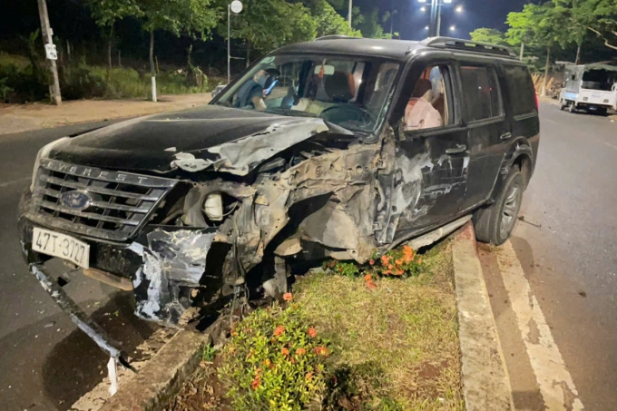 Y Ginta lái ôtô trộm được, tông vào chiếc xe tải đậu bên đường rồi leo lên giải phân cách. Ảnh: Ngọc Oanh