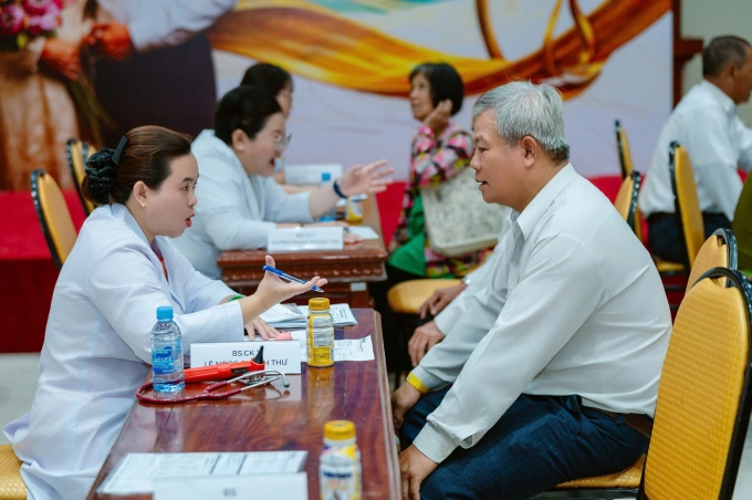 BS.CKI Lê Ngọc Quỳnh Thư, Trưởng khoa Dinh Dưỡng Bệnh viện đa khoa Bình Thạnh, TP HCM tư vấn dinh dưỡng cho người cao tuổi Đồng Tháp. Ảnh: Thanh Luân