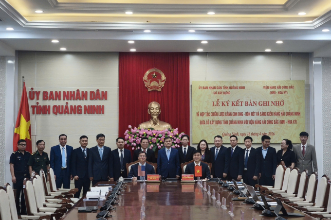Lễ ký kết biên bản ghi nhớ giữa UBND tỉnh Quảng Ninh với Viện Hàng hải Đông Bắc (Hoa Kỳ), sáng 16/4. Ảnh: Lê Tân