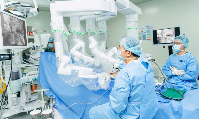 Bác sĩ Minh Hùng đang điều khiển robot cắt khối u trực tràng cho ông Thành. Ảnh: Bệnh viện Đa khoa Tâm Anh