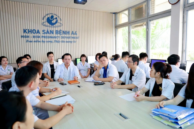 Các bác sĩ hội chẩn trước ca bệnh khó. Ảnh: Bệnh viện cung cấp