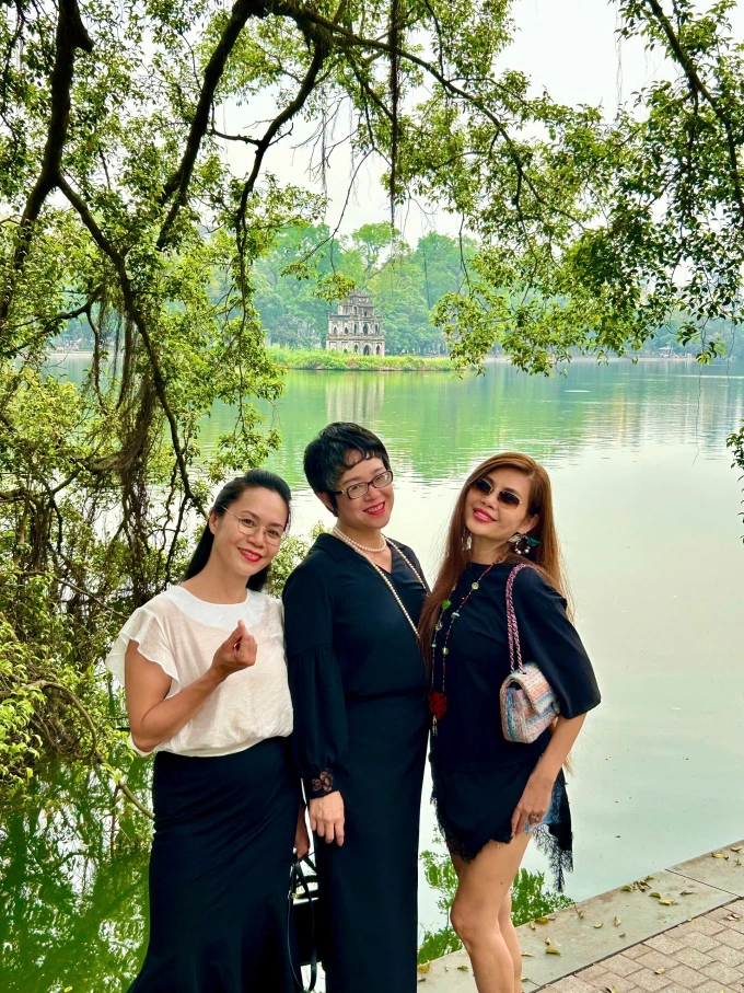 Tam ca 3A dạo quanh hồ Gươm. Ảnh: Trần Tiến Dũng